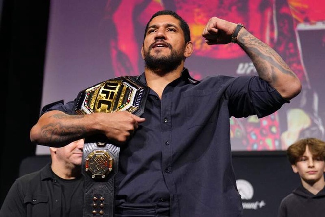 Image from: Sean O’Malley reveals unusual way he realised heavyweight Alex Pereira is huge and was stunned