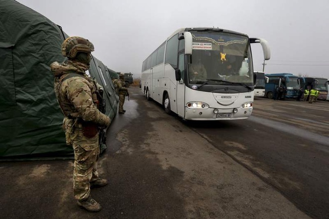 Image from: Mass prisoner exchange begins between Russia and Ukraine
