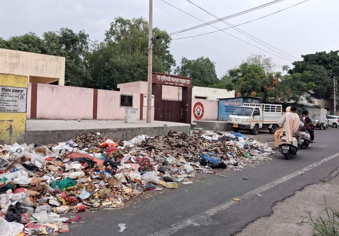Image from: Mehli Gate garbage dump worsens as safai karamcharis’ strike enters Day 5