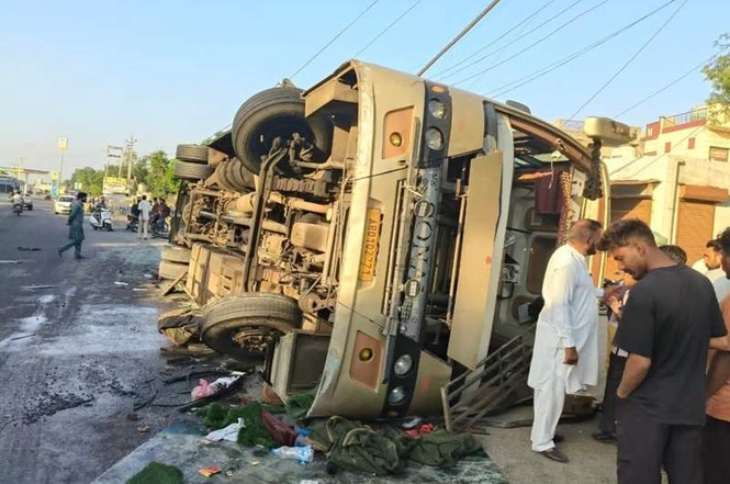 Image from: One killed, 10 injured as sleeper bus overturns near Ghagga in Patiala district