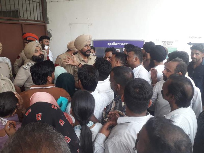 Image from: Chaos outside MC office as SAD accuses AAP activists of tearing nomination papers in Raman Mandi