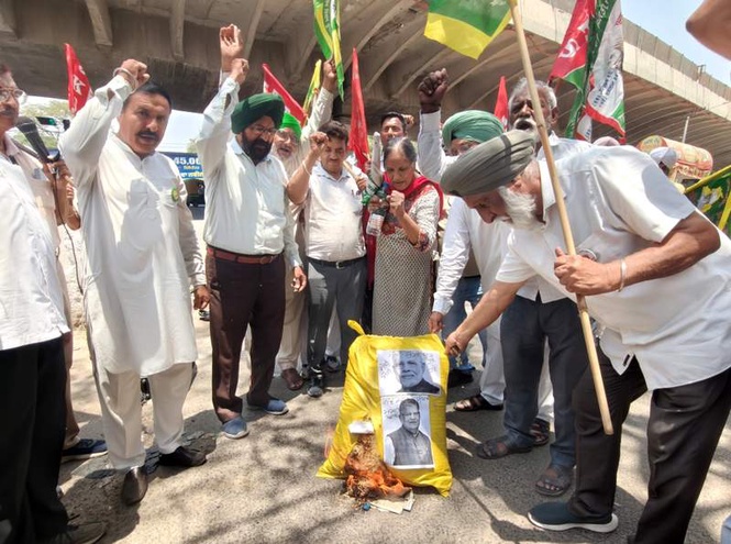 Image from: In Ludhiana, SKM, trade associations protest lathi-charge on farmers in Chandigarh