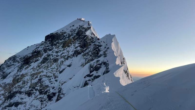 Image from: Sherpa guides set new Everest records amid busy season