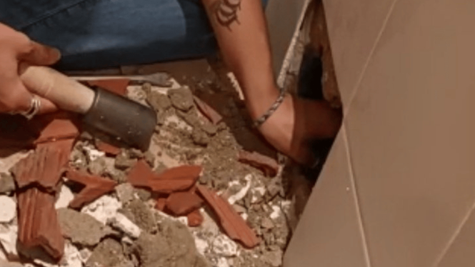 Image from: Woman hears strange noises behind the bath and immediately smashes the tiles!