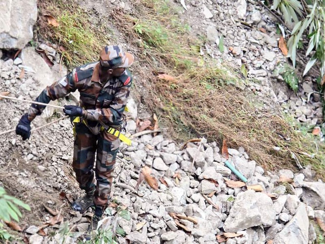 Image from: Indian Army's swift rescue operation after truck accident in Ramban wins praise from locals