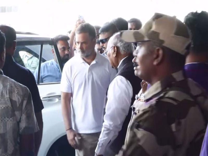 Image from: Congress top brass arrives in Thiruvananthapuram to attend swearing-in of UDF govt in Keralam