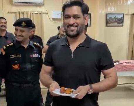 Image from: ‘Fit lag raha hoon na?’ MS Dhoni’s fun banter with NSG commandos in Chennai goes viral