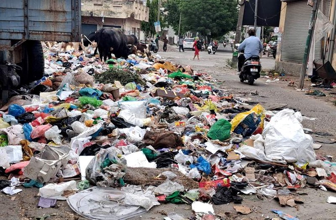 Image from: Heaps of garbage continue to pile on amid sanitation workers’ strike in Shimla