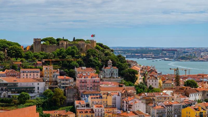 Image from: “The city of seven hills”: in Portugal, this destination is one of Europe’s best year-round getaways