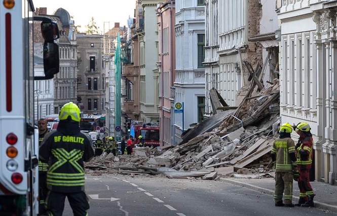 Image from: Three missing after apartment building collapses in eastern Germany