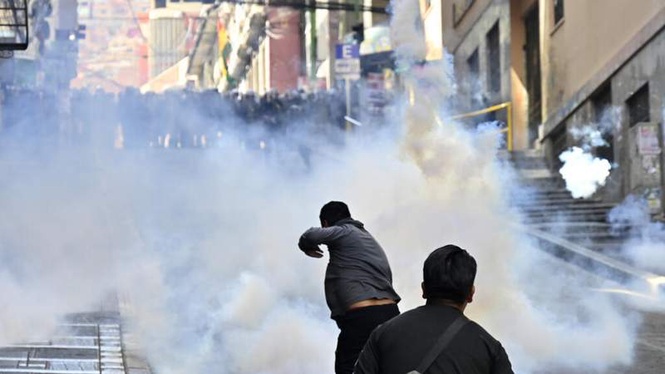 Image from: Bolivia protest sees violent clashes, looting in La Paz