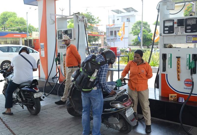 Image from: Fuel prices rise again; petrol up 87 paise, diesel 91 paise in Karnal