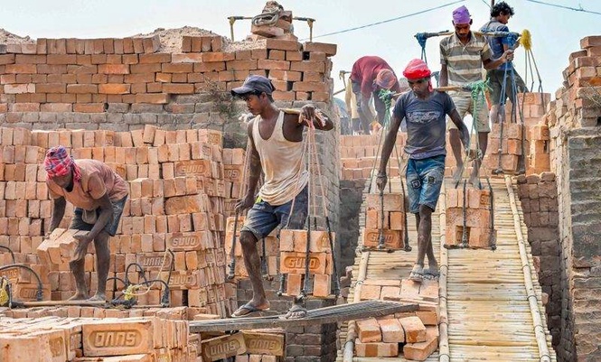 Image from: ORS, sattu, prickly heat powder and gamcha: Delhi Govt to distribute summer kits to construction workers