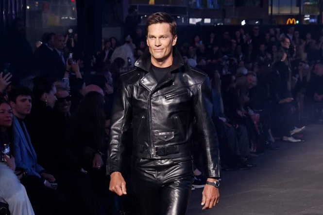 Image from: Antonio Brown drops savage reaction to Tom Brady’s ‘Terminator villain’ outfit for Gucci event