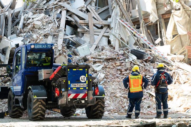 Image from: Rescuers race to find 3 missing after building collapse in Germany