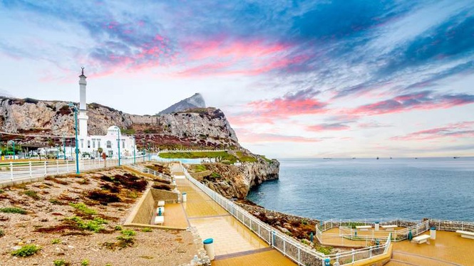 Image from: In the Strait of Gibraltar, archaeologists have just discovered no fewer than 151 mysterious shipwrecks