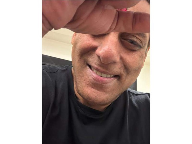Image from: Salman Khan fumes at paps for filming him at hospital, says "ladna nahiin bhoola yaad rakhna"