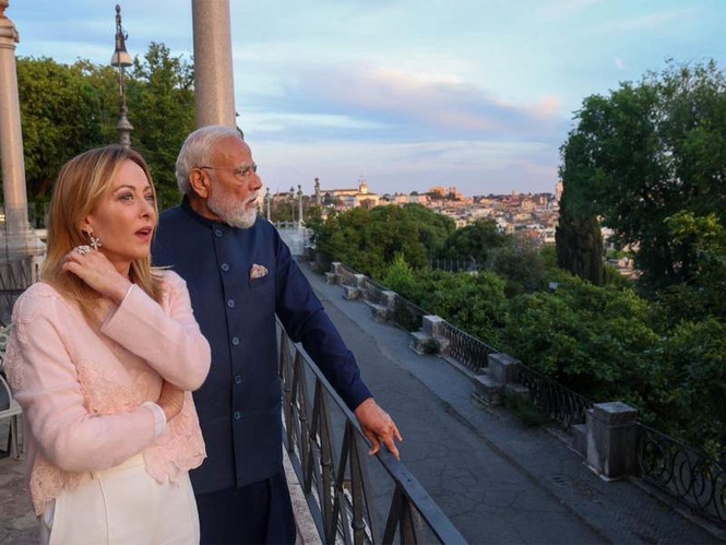 Image from: PM Modi, Italian PM Meloni visit iconic Colosseum after dinner, share pictures