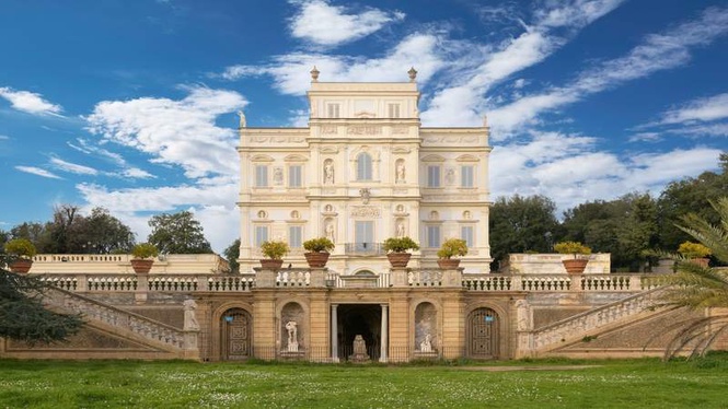 Image from: In Italy, this little-known Baroque palace houses a room entirely covered in mirrors (it’s dizzying)