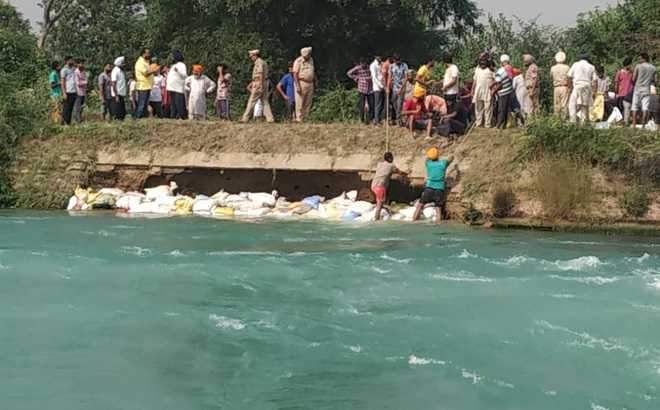 Image from: 26 years after it plunged into Bhakra, van recovered in Punjab’s Rupnagar; skeletal remains found inside