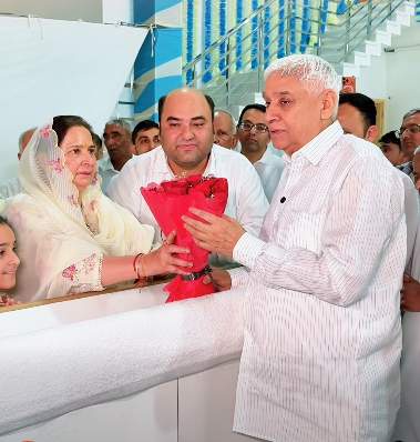 Image from: Navjot Kaur Sidhu seeks blessings from self-styled godman Rampal