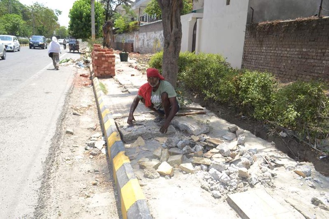 Image from: Residents in Karnal oppose boundary wall under beautification project