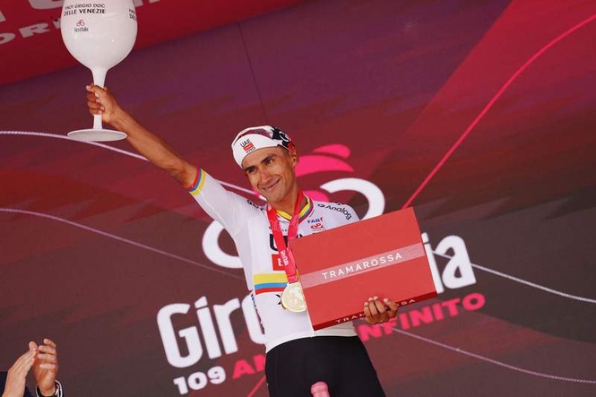 Image from: Narváez wins third Giro stage this year as Eulálio stays in pink