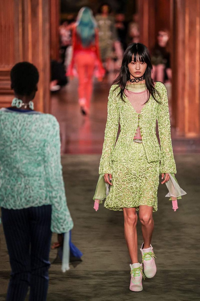 Image from: Nicolas Ghesquière turns a museum to ramp for Louis Vuitton Cruise 2027 Collection show