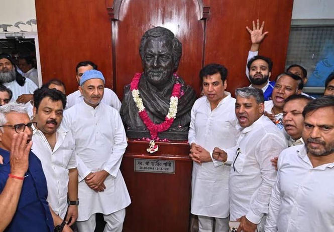 Image from: Delhi Congress pays tribute to Rajiv Gandhi on death anniv, urges residents to plant saplings