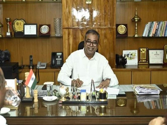 Image from: Assam Civil Service officer caught red-handed in bribery case, held in Guwahati