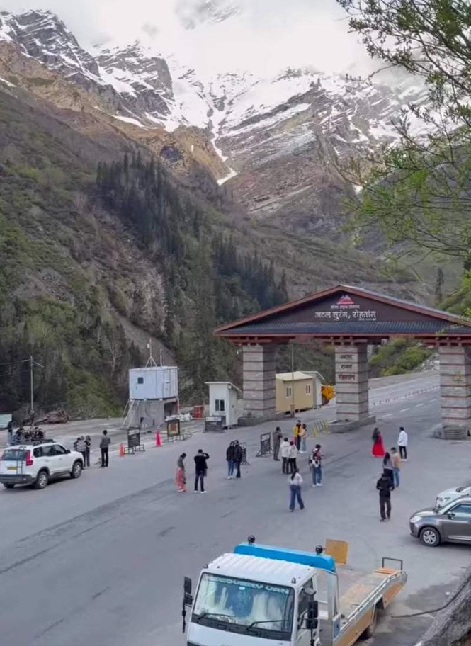 Image from: Massive tourist rush pushes Atal Tunnel traffic beyond capacity; safety audit ordered
