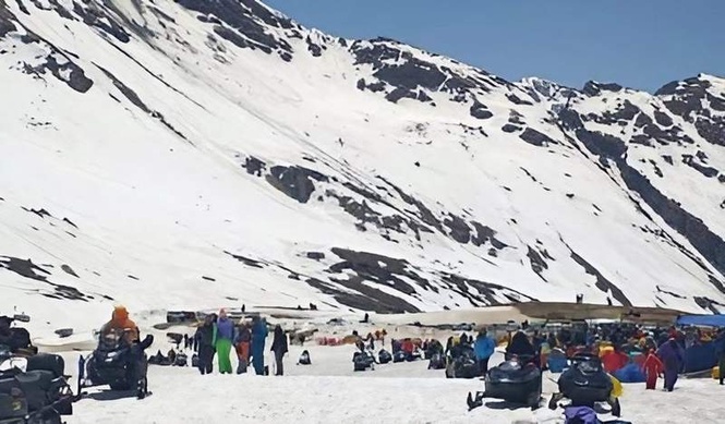 Image from: Rohtang Pass sees fresh snowfall, hotels near full capacity
