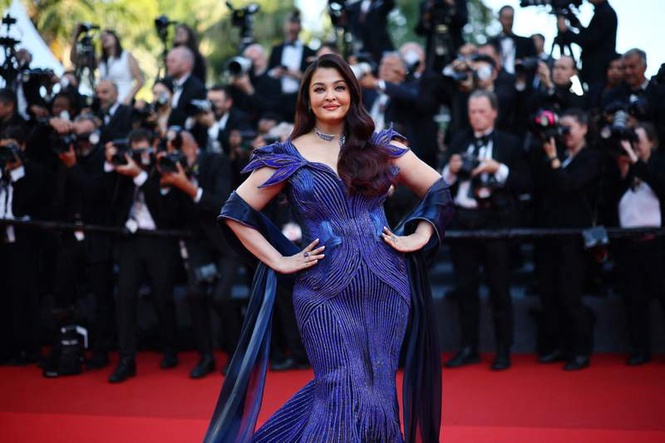 Image from: Aishwarya Rai finally takes over Cannes red carpet in stunning blue Amit Aggarwal gown
