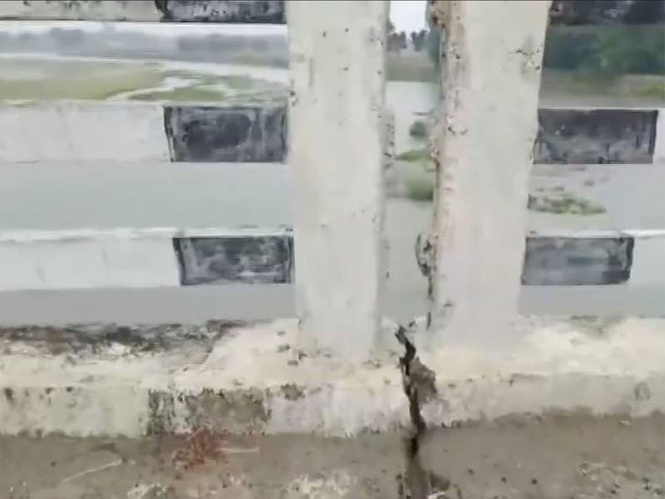 Image from: Bihar: Cracks emerge in Bihar's Jhamta-Mahishakol bridge built in 2022; locals allege corruption
