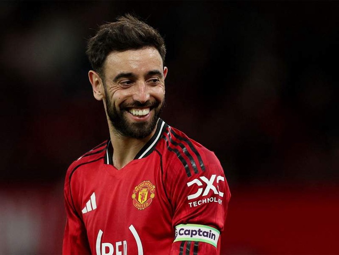 Image from: Manchester United captain Bruno Fernandes crowned Premier League 2025-26 Player of the Season