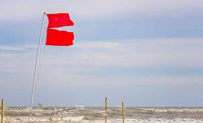 Image from: Beachgoers Hit With $500 Fines Under Strict ‘Double Flag’ Rule