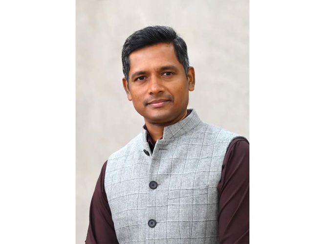Image from: Controversy over appointment of Keralam CEO Rathan Kelkar as CM's Secy, BJP slams Rahul Gandhi