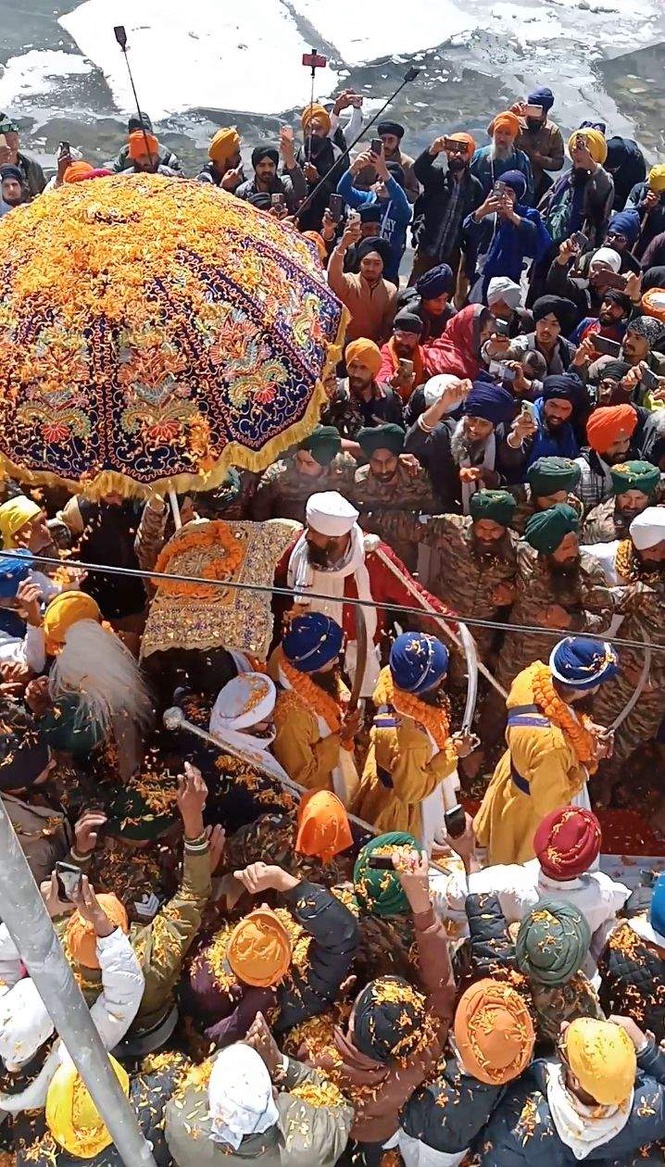 Image from: Hemkund Sahib yatra begins: Over 6,500 devotees pay obeisance on opening day