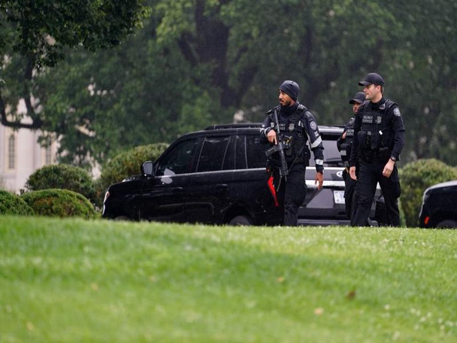 Image from: 2 injured, including suspected gunman, in shooting near White House complex