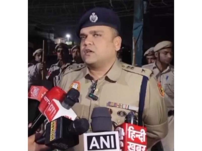Image from: North Delhi Police launch massive cordon and search operation in Wazirabad