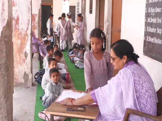 Image from: J-K: Students face safety crisis as govt middle school in Manglian develops cracks