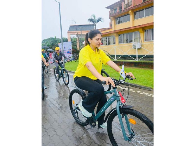 Image from: Union MoS Khadse leads Commonwealth Games 2030 celebration at IIT Guwahati, during Special 75th Edition of Fit India Sundays on Cycle
