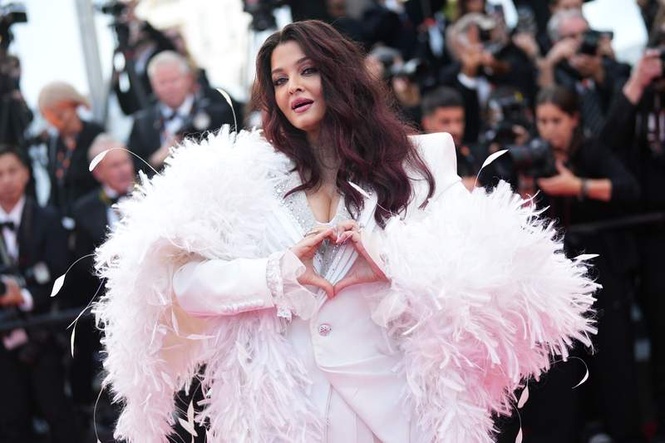 Image from: Aishwarya Rai Bachchan opts for white structured suit on closing ceremony of Cannes