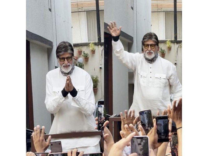 Image from: Amitabh Bachchan greets fans outside Jalsa during Sunday darshan, putting health rumours to rest