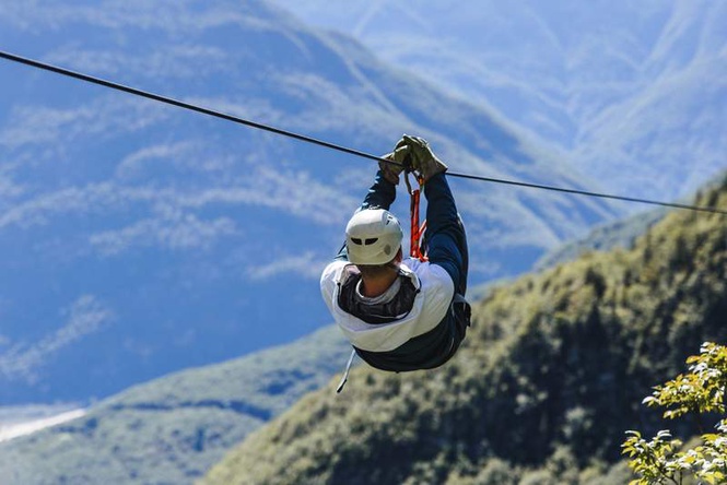 Image from: Teen dies after zipline cable snaps at Agra amusement facility