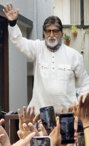 Image from: Amitabh Bachchan puts hospitalisation rumours to rest, greets fans outside Jalsa
