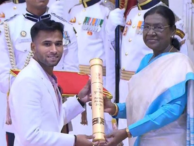 Image from: Paralympic gold medallist Praveen Kumar honoured with Padma Shri