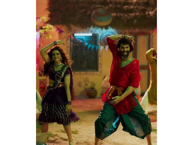 Image from: Ghis Ghis song out: Akshay Kumar, Bhojpuri star Akshara Singh unite for Bhojpuri track of 'Welcome to the Jungle'