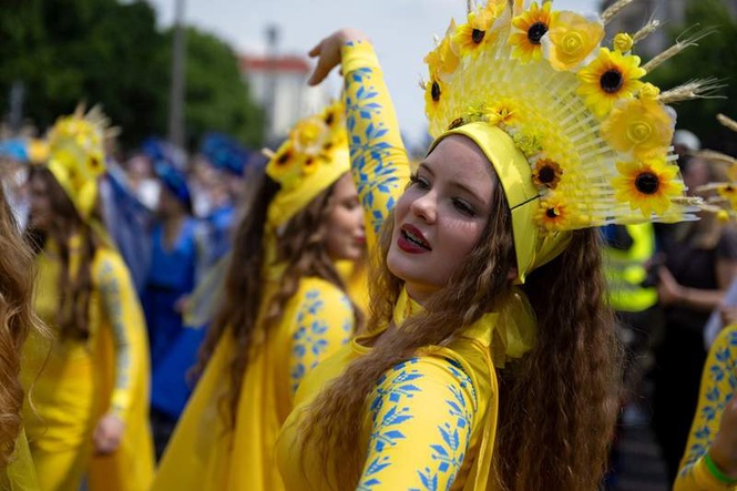Image from: Crowds gather to celebrate Berlin's diversity at Carnival of Cultures