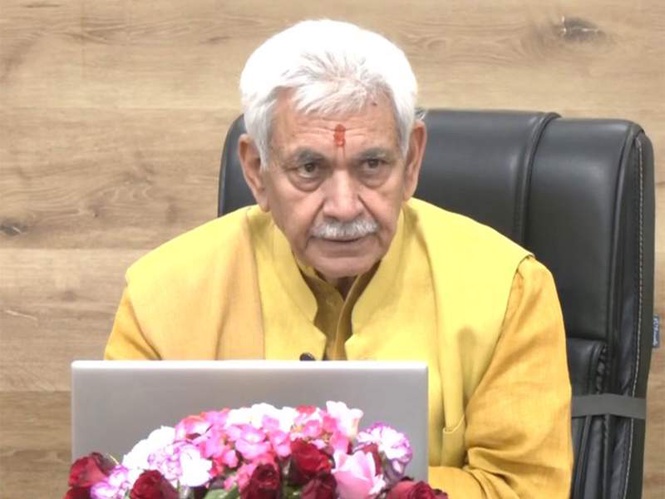 Image from: J-K LG Manoj Sinha lauds rescue operation after 300 tourists stranded in Gulmarg cable cars safely evacuated
